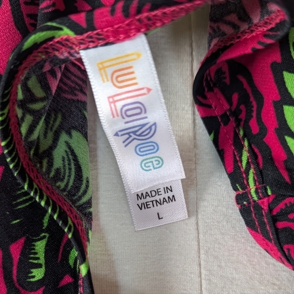 🌺 LulaRoe Bold Floral Print Tee – A Pop of Color & Style! 🌺 - Picture 5 of 5